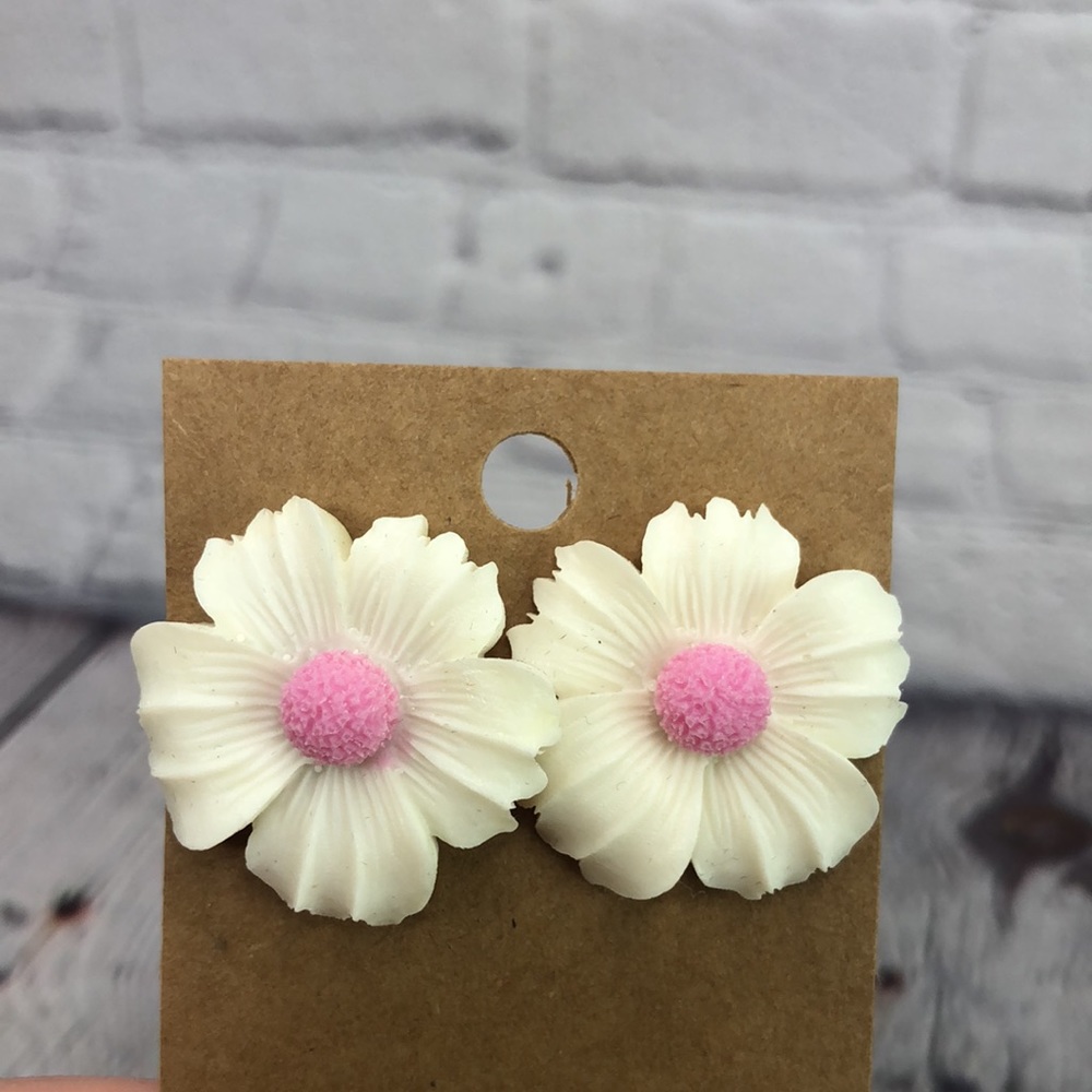 5/$25 Artsy white pink puffy flower chunky earrings NWOT